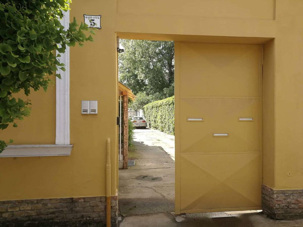 Vintage In Old Town Apartment Kecskemet Exterior photo